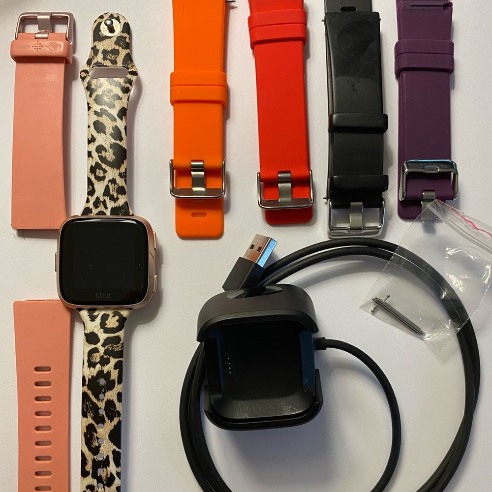 AMAZING🌟ROSE GOLD Fitbit Versa ➕all accessories